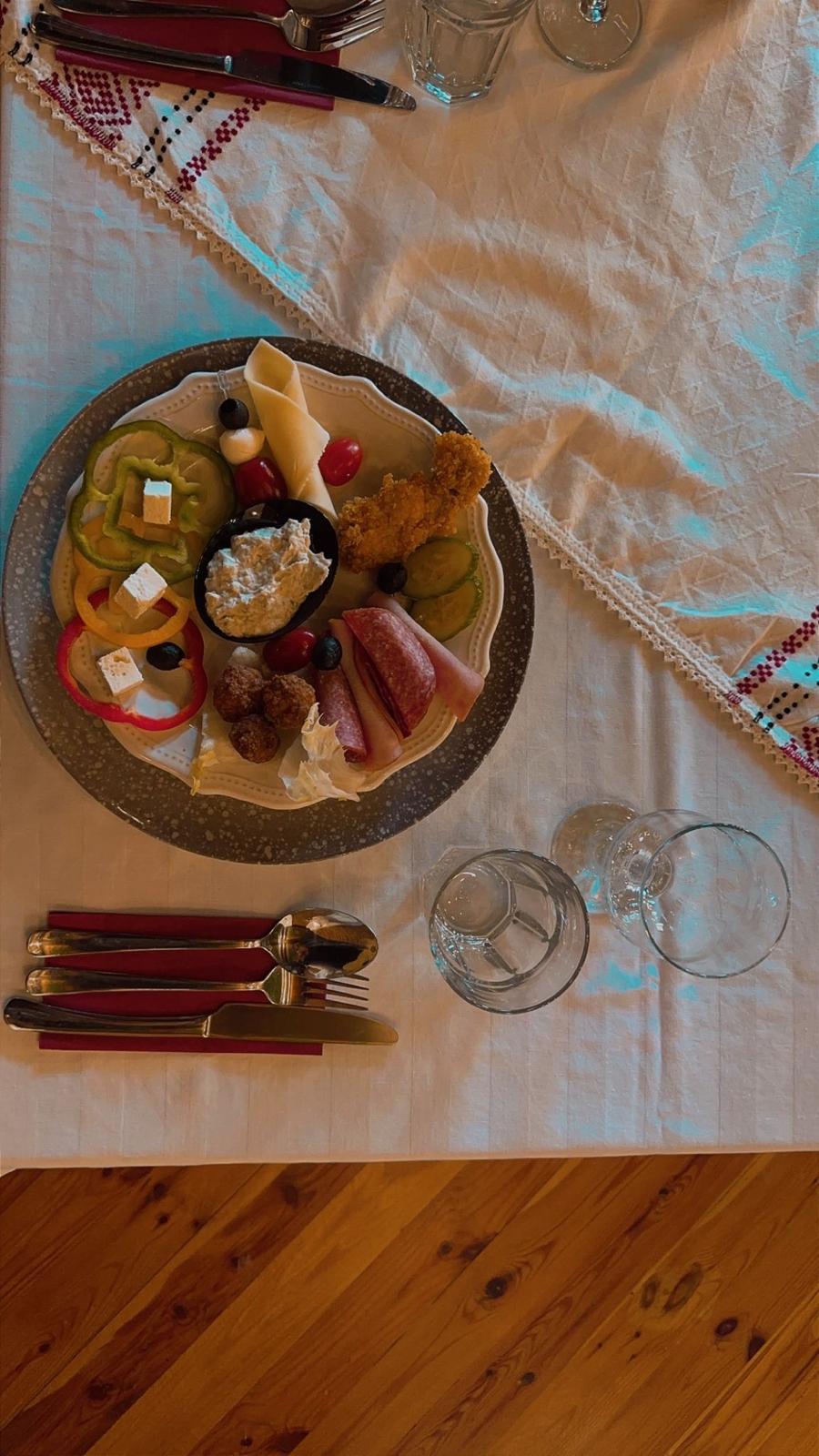 Imagine cu prezentarea sali de evenimente cu specific traditional romanesc/ sali de evenimente pentru nunti, botezuri, majorate si diverse evenimente speciale private. Romania/ Deva/ Hunedoara/ Almasul Sec