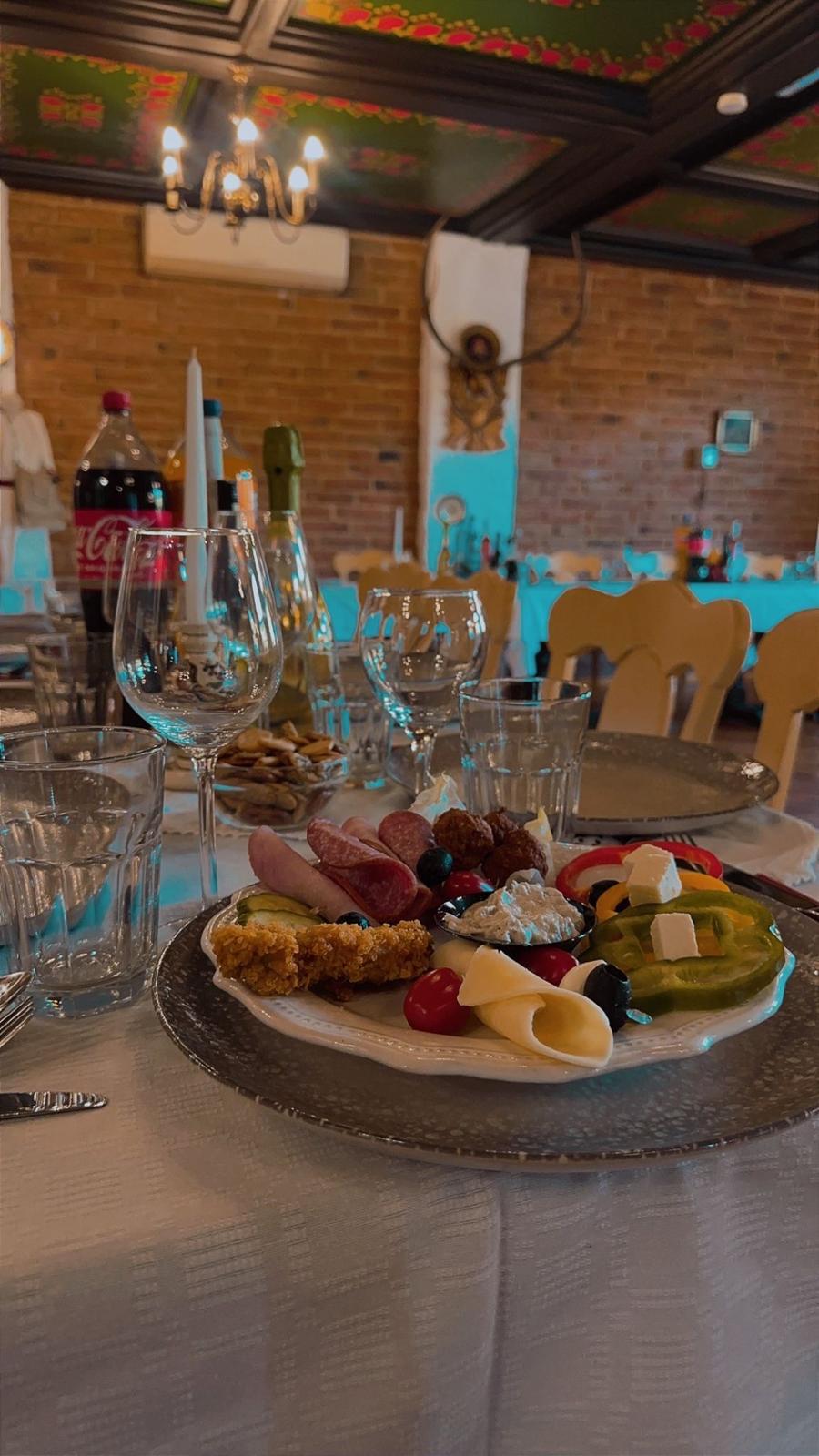 Imagine cu prezentarea sali de evenimente cu specific traditional romanesc/ sali de evenimente pentru nunti, botezuri, majorate si diverse evenimente speciale private. Romania/ Deva/ Hunedoara/ Almasul Sec