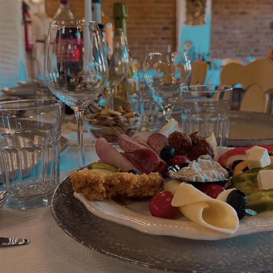 galerie cu delicatesele Hanului Almas 