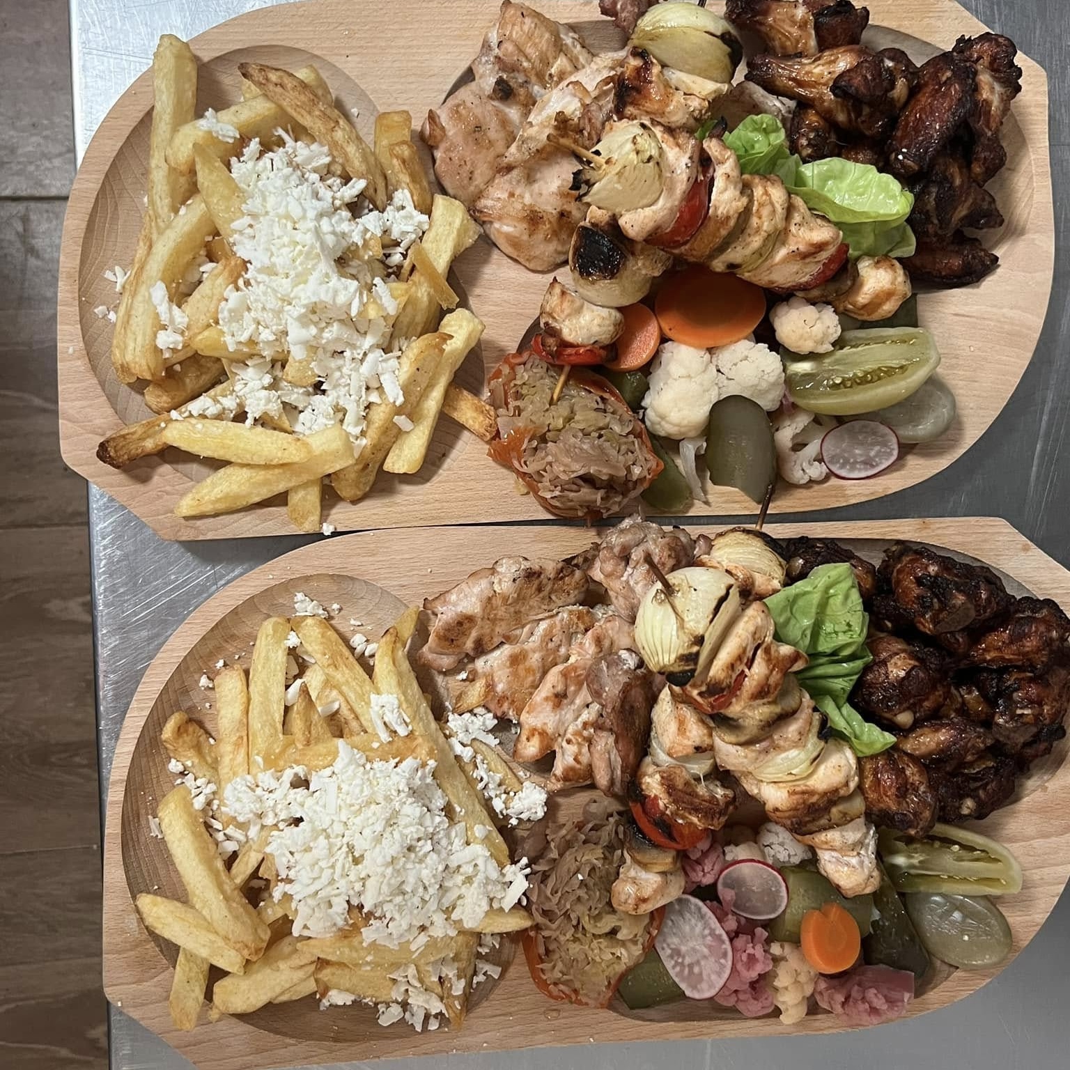 galerie cu delicatesele Hanului Almas 
