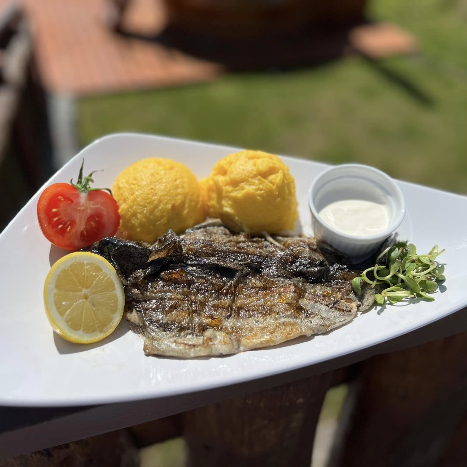 galerie cu delicatesele Hanului Almas 