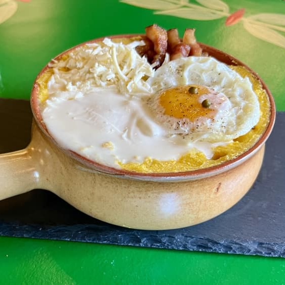 galerie cu delicatesele Hanului Almas 