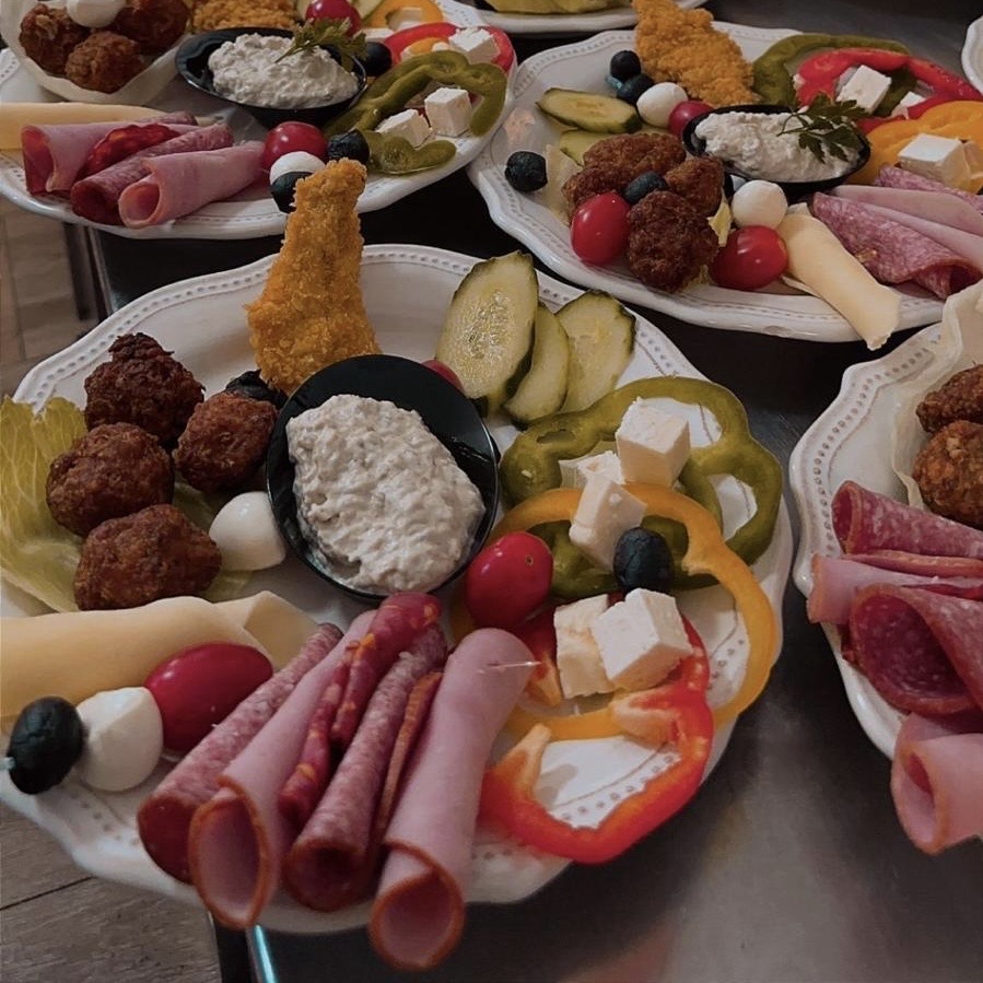 galerie cu delicatesele Hanului Almas 