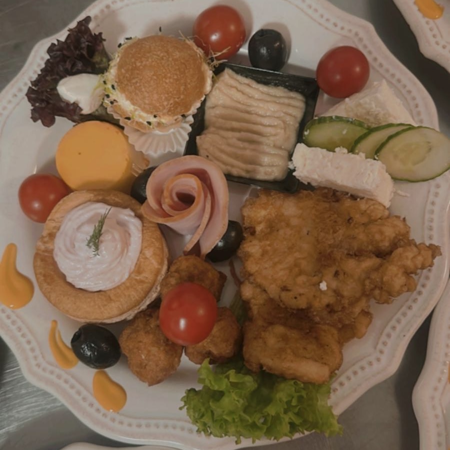 galerie cu delicatesele Hanului Almas 