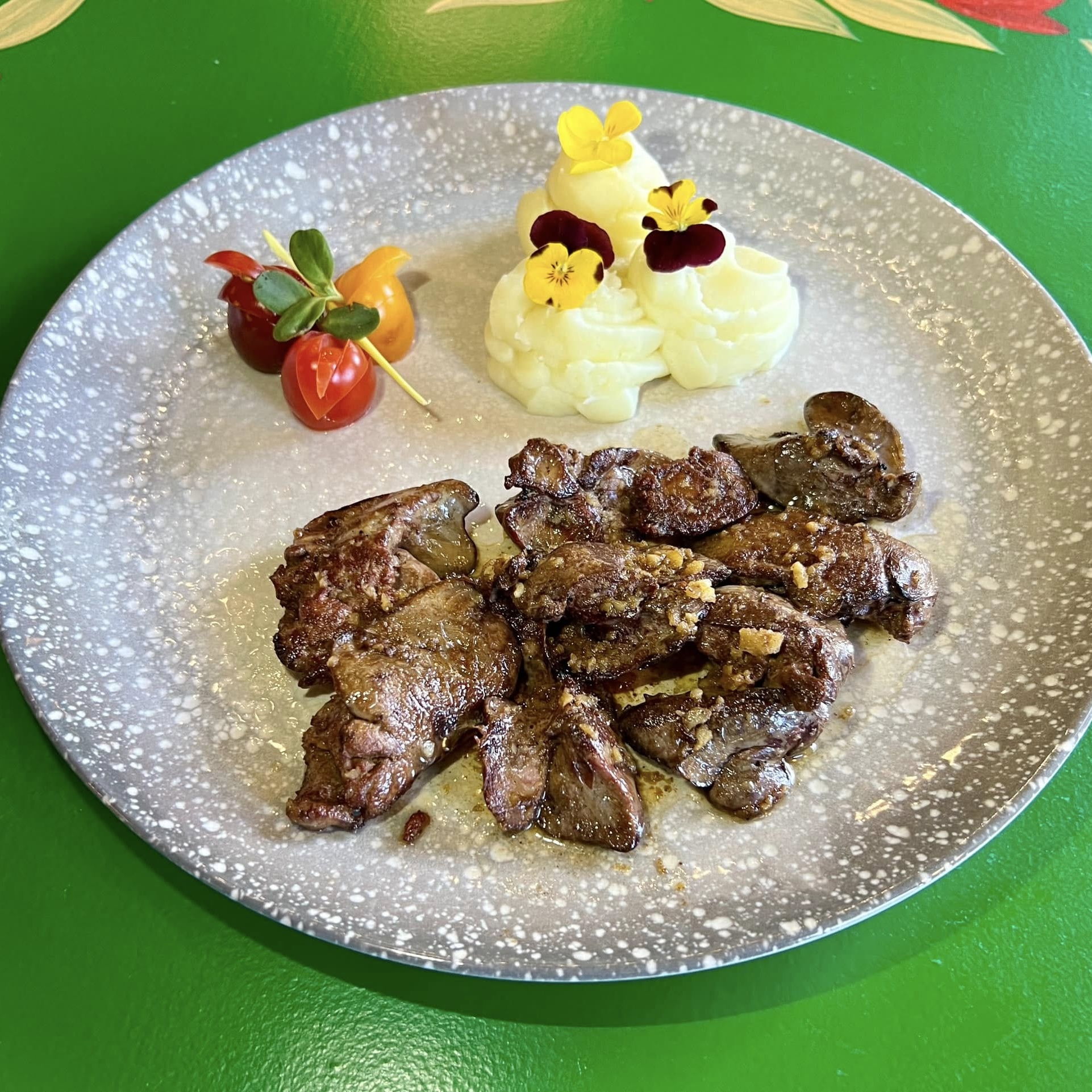galerie cu delicatesele Hanului Almas 